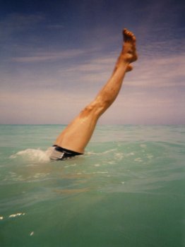 Handstand im Wasser - Strand auf Cuba